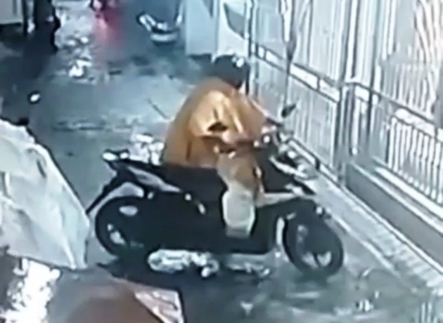 KOMPLOTAN: Dua pria terekam CCTV saat mencuri motor di Jalan Bendul Merisi. (ISTIMEWA)