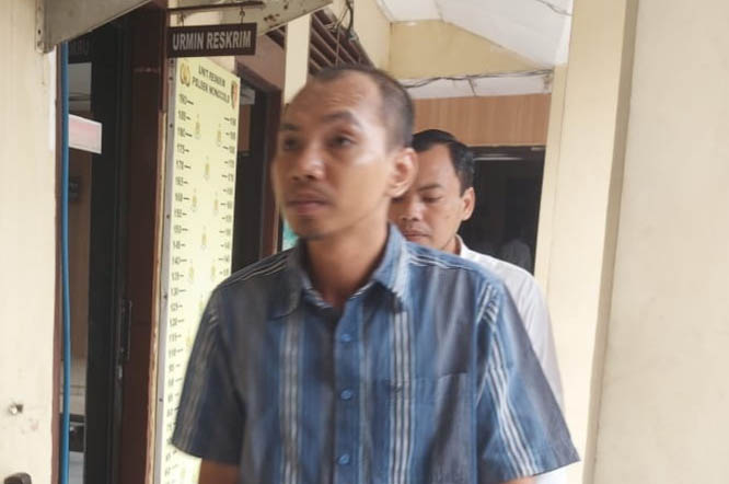 DIAMANKAN: Alan Prakoso alias Gundul digiring ke ruang penyidik Polsek Wonocolo, Senin (27/3). (ISTIMEWA)