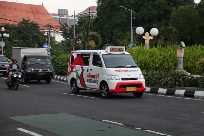 SOLUSI MACET: Armada mobil feeder Wirawiri saat melintas Jalan Yos Sudarso, Surabaya, Rabu (15/3). (SURYANTO/RADAR SURABAYA)