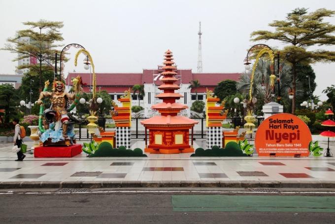 Ornamen perayaan Nyepi yang dipasang di depan Balai Kota Surabaya. (SURYANTO/RADAR SURABAYA)