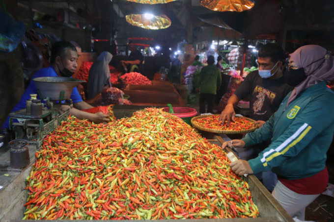 FLUKTUATIF: Stok cabai di Pasar Keputran, Surabaya, masih berlimpah jelang bulan puasa. (ANDY SATRIA/RADAR SURABAYA)