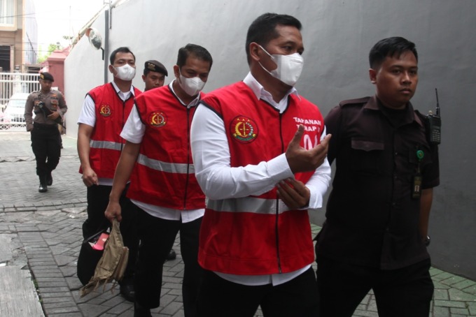 RAMPUNG: Tiga terdakwa tragedi Kanjuruhan seusai menjalani sidang putusan di PN Surabaya, Kamis (16/3).  (SURYANTO/RADAR SURABAYA)