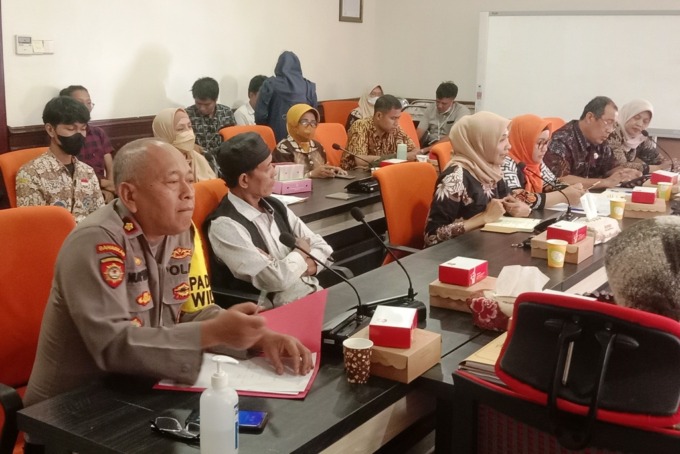 HEARING: Sejumlah kepala OPD dan pihak terkait mengikuti hearing terkait kekerasan terhadap anak di DPRD Surabaya, Jumat (10/3). (SURYANTO/RADAR SURABAYA)