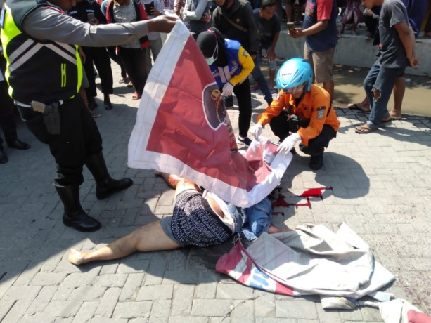 TRAGIS: Petugas mengevakuasi jenazah Sri Windriati di kawasan Margomulyo.  (IST)