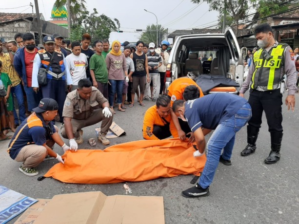TRAGIS: Petugas mengevakasi jenazah korban di Jalan Kalianak, Surabaya, Minggu (5/3). (IST)