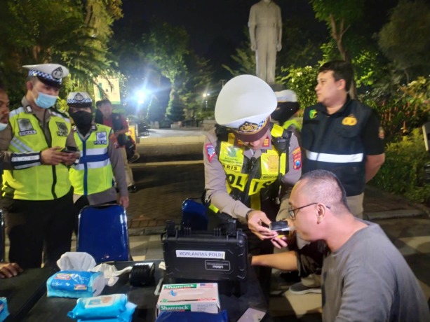 ANTISIPASI: Seorang pengemudi mobil menjalani tes alkohol di Jalan Gubernur Suryo. (IST)