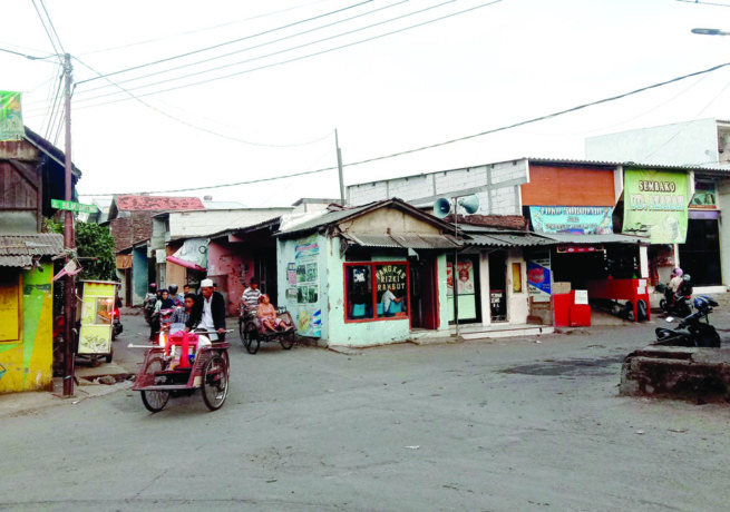 DIDOMINASI WARGA ASAL MADURA: Suasana di Jalan Bulak Banteng. (FAJAR/RADAR SURABAYA)
