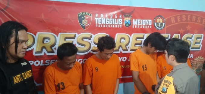 KOMPLOTAN: Empat tersangka pencuri mobil pikap diamankan di Polsek Tenggilis Mejoyo. (MAHRUS/RADAR SURABAYA)