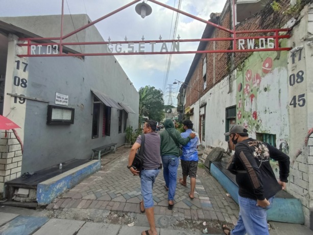 KAWAKAN: Tersangka ADS digelandang petugas ke rumahnya di Jalan Simorejo, Surabaya. (IST)
