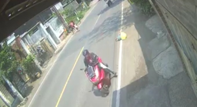 TEREKAM: Terduga pelaku tabrak lari terekam kamera pengawas di Jalan Tambak Osowilangun.  (IST)