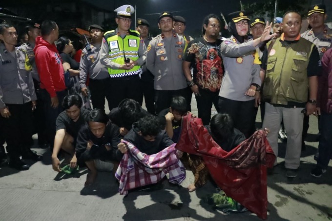 KUMAT LAGI: Petugas mengamankan sejumlah remaja di kawasan Kalianak. (IST)