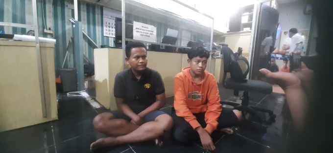 ISENG: Setiyo dan Kurniawan diamankan di Polsek Sawahan sebelum dipulangkan. (Mahrus/Radar Surabaya)