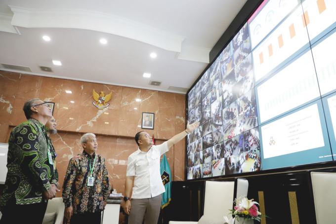 MONITORING: Wali Kota Surabaya Eri Cahyadi memperlihatkan CCTV yang bisa memantau seluruh aktivitas pelayanan publik. (ISTIMEWA)