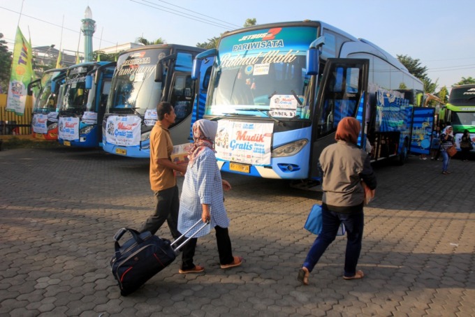 KUOTA TERBATAS: Mudik Gratis 2023 Bareng Radar Surabaya kembali digelar untuk memfasilitas masyarakat pulang kampung dengan aman dan nyaman. (ANDY SATRIA/RADAR SURABAYA)