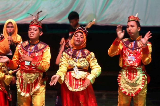 BANGUNLAH JIWANYA: Sejumlah anak difabel tampil dalam panggung hiburan Parade Musik Anak dan Disabilitas Indonesia pada peringatan Hari Musik Nasional 2023 di Gedung Cak Durasim. (ANDY SATRIA/RADAR SURABAYA)