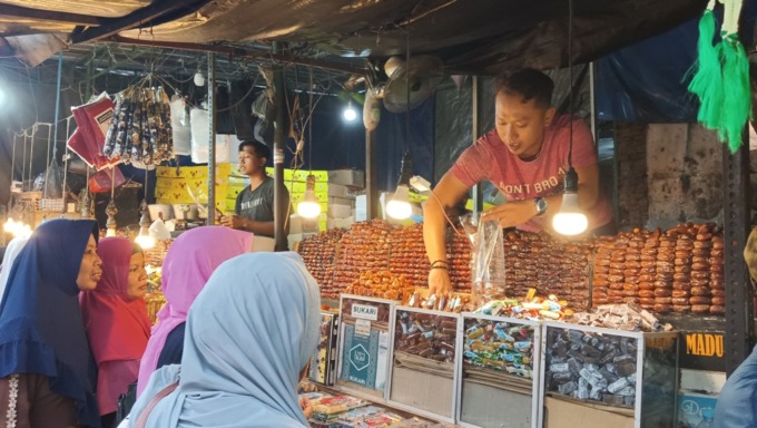 TREN MUSIMAN: Salah satu pegadang kurma yang penjualannya melonjak menjelang bulan Ramadan. (Cendikia Aulia Fauzi)