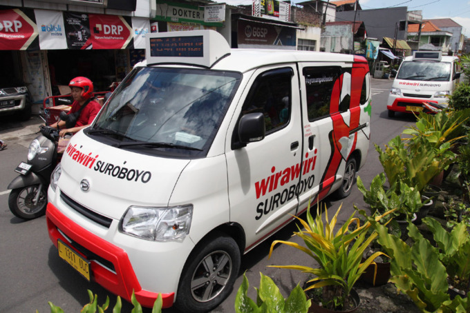 MULAI JALAN: Armada feeder Wirawiri Suroboyo melintas di kawasan Penjaringansari, Surabaya, Jumat (3/3).  (SURYANTO/RADAR SURABAYA)