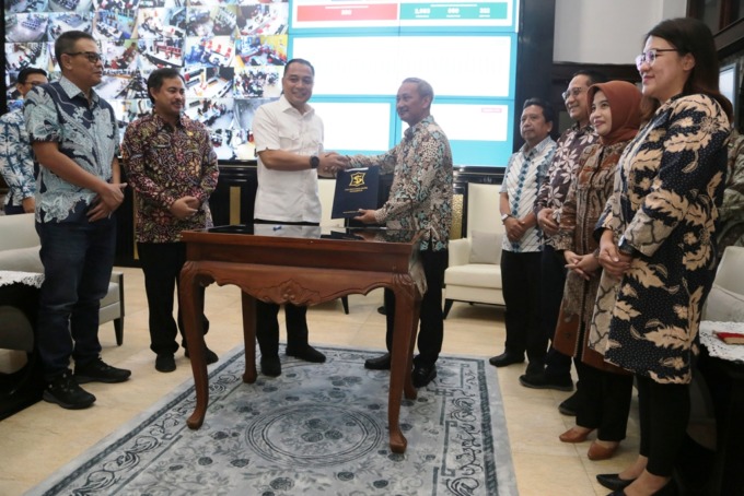 Wali Kota Surabaya Eri Cahyadi menyerahkan SK penetepan Direksi sejumlah BUMD di Balai Kota Surabaya, Kamis (30/3). (SURYANTO/RADAR SURABAYA)