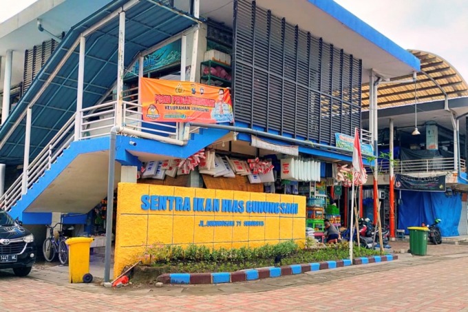 Suasana sentra ikan hias di kawasan Gunungsari, Surabaya. (SURYANTo/RADAR SURABAYA)
