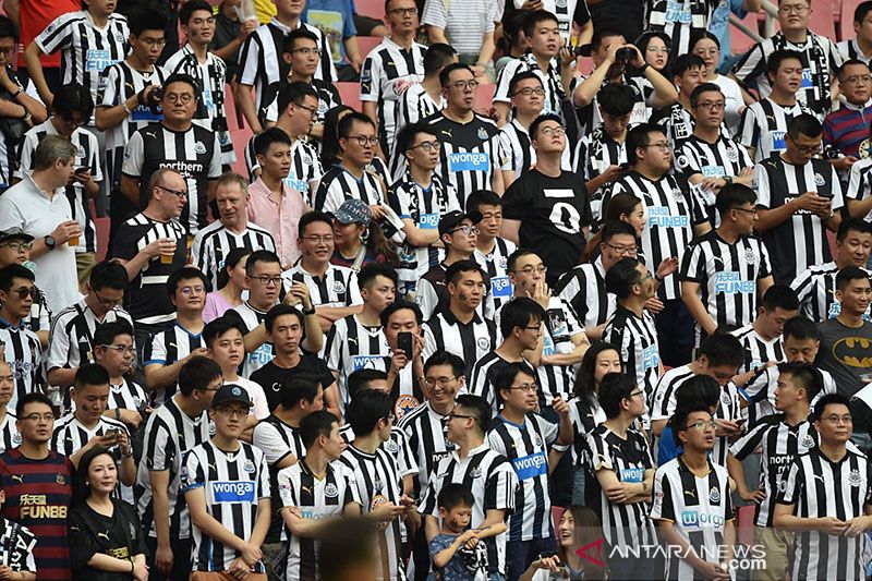 Para pendukung Newcastle United dalam sebuah pertandingan (AFP/HECTOR RETAMAL)