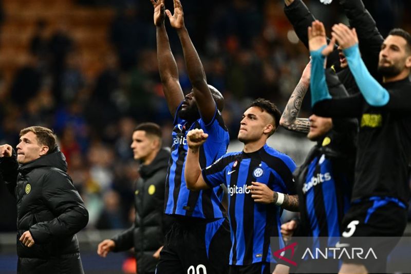 Pemain Inter Milan menyapa para suporter setelah pertandingan leg kedua perempat final Liga Champions berakhir di Giuseppe-Meazza pada 20 April 2023. (ANTARA/AFP/GABRIEL BOUYS)