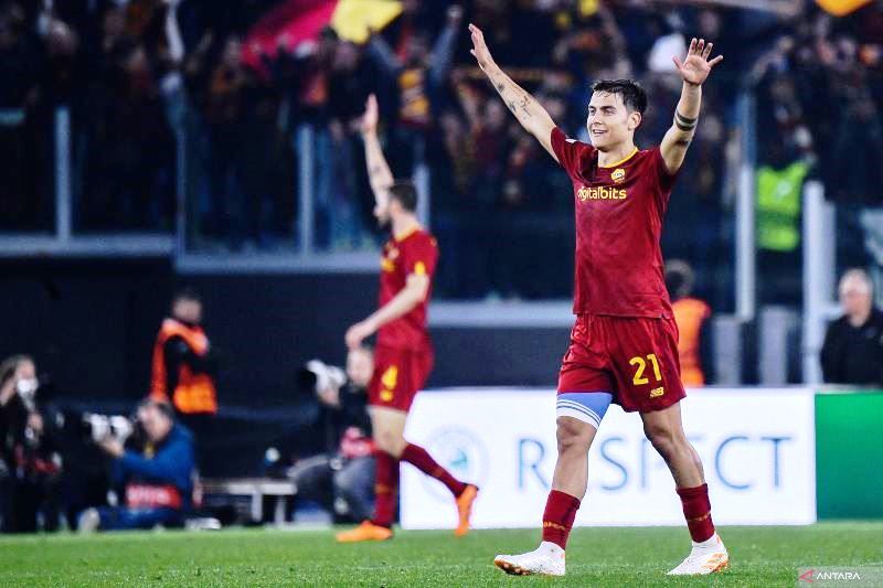 Selebrasi Paulo Dybala (kanan) setelah AS Roma lolos ke semifinal Liga Europa setelah menyingkirkan Feyenoord di Olympic stadium pada 21 April 2023. (ANTARA/AFP/FILIPPO MONTEFORTE)