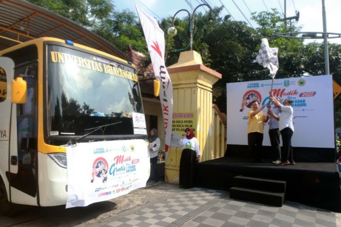 LEPAS PEMUDIK: (Dari kanan) Direktur Radar Surabaya Lilik Widyantoro, Regional Field Promotion Manager PT Mayora Indah Tbk Aries Budiarto, Rektor Ubhara Irjen Pol (Purn) Anton Setiadji melepas keberangkatan bus Mudik Bareng Bersama Radar Surabaya di halam