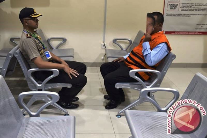 PERESMIAN RUTAN KPK: Simulasi kunjungan tahanan KPK di sela-sela peresmian Rumah Tahanan Negara klas I Jakarta Timur cabang rutan KPK di Gedung Merah Putih KPK, Jakarta, Jumat (6/10/2017). (ANTARA/Puspa Perwitasari)