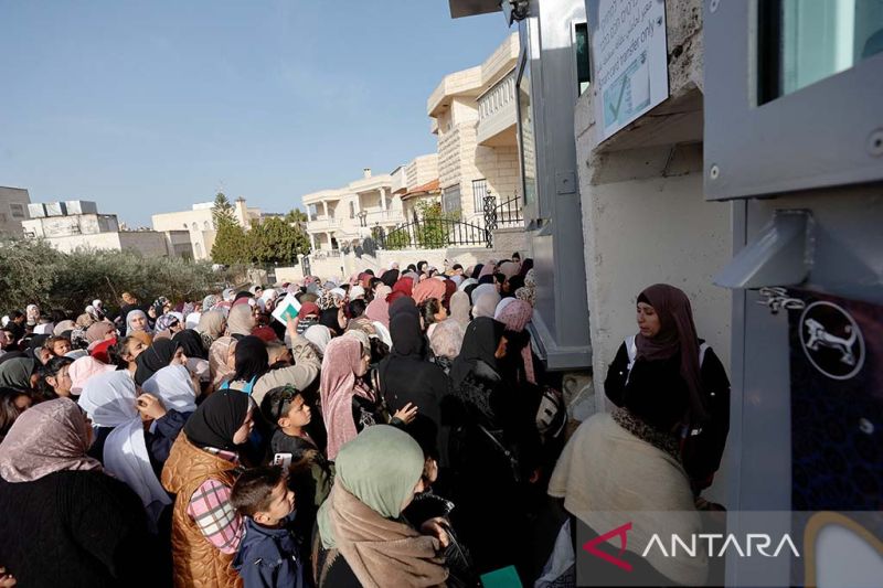 Warga Palestina berjalan melalui pos pemeriksaan tentara Israel untuk mengikuti shalat Jumat pertama bulan Ramadhan di Masjid Al-Aqsa, Bethlehem, Tepi Barat, Jumat (24/3/2023). (ANTARA FOTO/Mussa Qawasma/nym.)