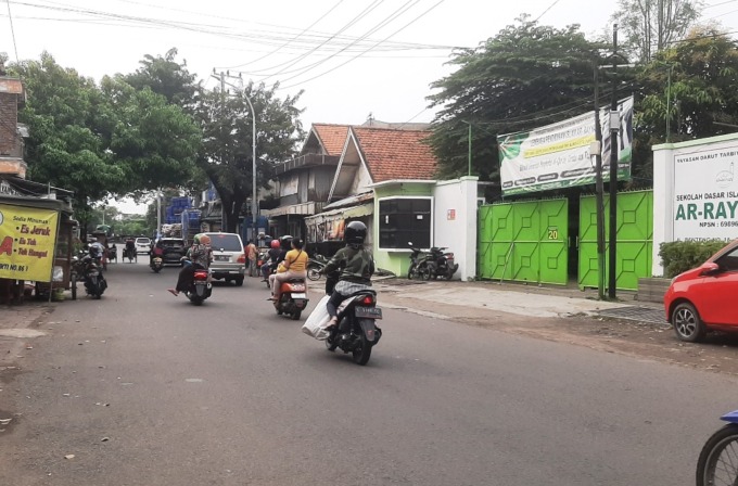 PADAT: Kawasan bekas eks benteng Prins Hendriks kini menjadi permukiman padat penduduk Kampung Benteng dan digunakan tempat usaha. (MAHRUS/RADAR SURABAYA)