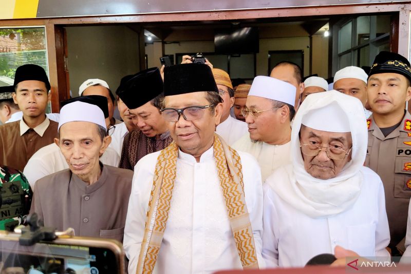 Menkopolhukam Mahfud MD memberikan keterangan usai mengunjungi Ponpes Nurul Jadi Paiton di Kabupaten Probolinggo, Jawa Timur, Sabtu (22/4/2023) (ANTARA/Novi Husdinariyanto)