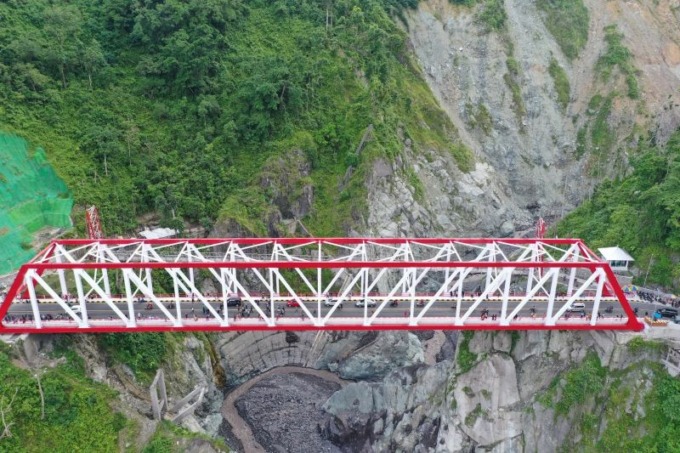 Jembatan Gladak Perak yang rampung dibangun Kementerian PUPR di atas aliran lahar dingin Gunung Semeru di Kabupaten Lumajang, Minggu (9/4/2023) (ANTARA/HO-Medsos Bupati Lumajang)