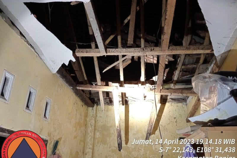 Rumah seorang warga rusak akibat gempa berkekuatan magnitudo 6,6 di Kecamatan Banjar, Kabupaten Banjar, Jawa Barat, Jumat (14/4/2023). (ANTARA/HO-BPBD)