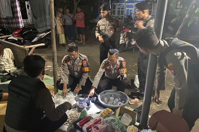 Petugas dari Satuan Samapta Polres Situbondo mengamankan barang bukti petasan dan bahan baku di rumah seorang warga di Desa Wringin Anom, Kecamatan Asembagus. Selasa (11/4/2023) malam, (ANTARA/HO-Humas Polres Situbondo)