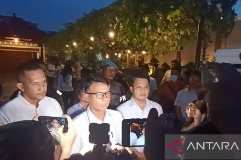 Dirkrimum Polda Sumut, Kombes Sumaryono (tengah) memberikan keterangan kepada awak media di kediaman AKBP Achiruddin Hasibuan, Jalan Guru Sinumba, Medan Helvetia, Rabu (26/4/2023). (ANTARA/M Sahbainy Nasution)