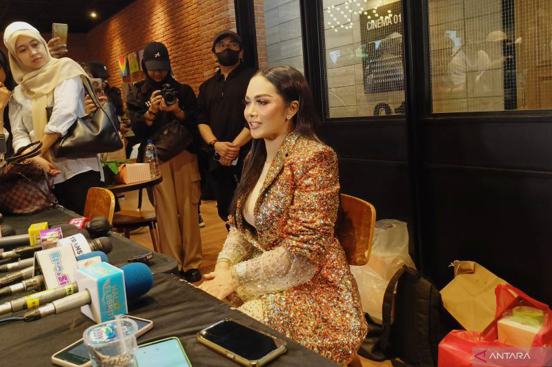 Penyanyi Kris Dayanti saat bertemu awak media di CGV FX Sudirman, Jakarta, Jumat (28/4/2023). (ANTARA/Suci Nurhaliza)