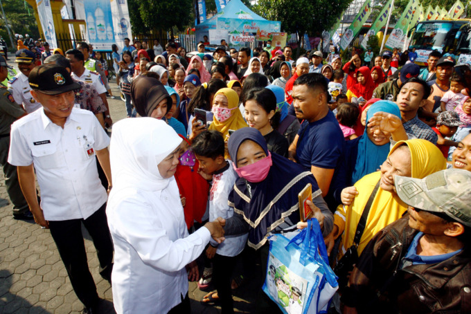 SEMARAK: Gubernur Jatim Khofifah Indar Parawansa memberangkatkan peserta Mudik Gratis Bareng Radar Surabaya sebelum pandemi pada 2019. (DOK/RADAR SURABAYA)