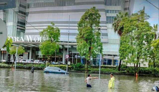 BANJIR DAN MACET: Jalan Mayjend Sungkono di depan Superblok Ciputra World yang terendam air hingga setinggi pinggang orang dewasa. (INSTAGRAM)