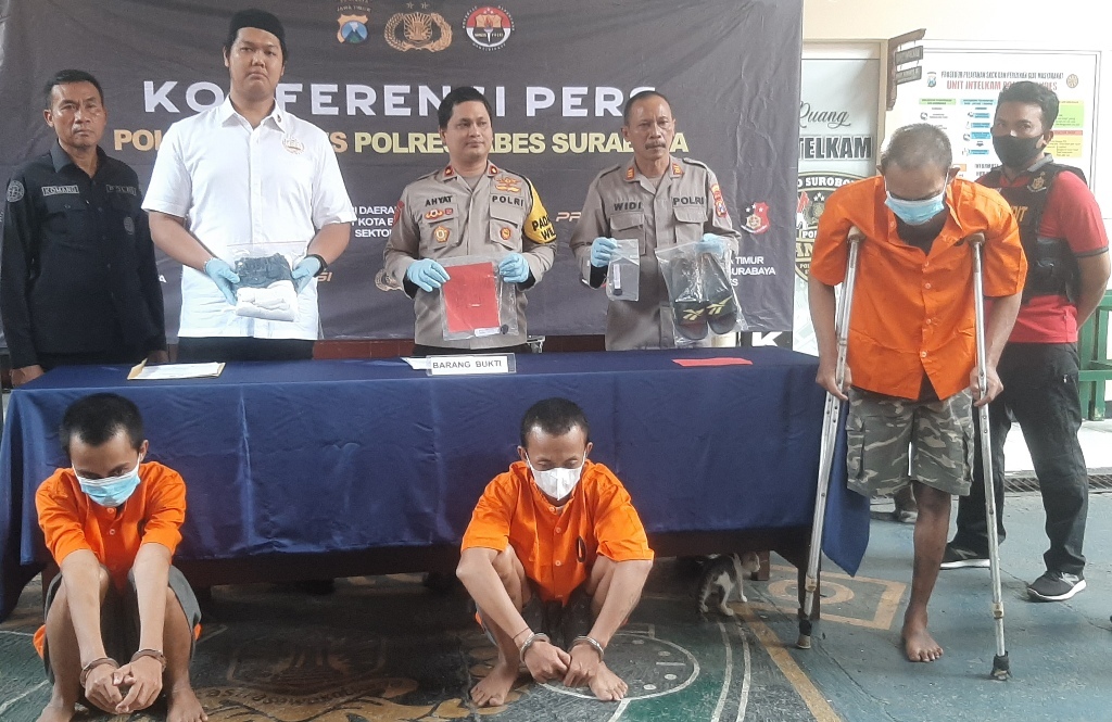 KOMPAK: Tersangka Hasanudin, Faruk, dan Purbo ditahan di Polsek Tandes. (MAHRUS/RADAR SURABAYA)