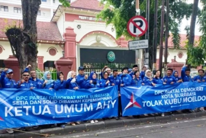 ASPIRASI: Ratusan pengurus Partai Demokrat membentangkan spanduk dukungan kepada AHY di PN Surabaya, Rabu (5/4). (ISTIMEWA)