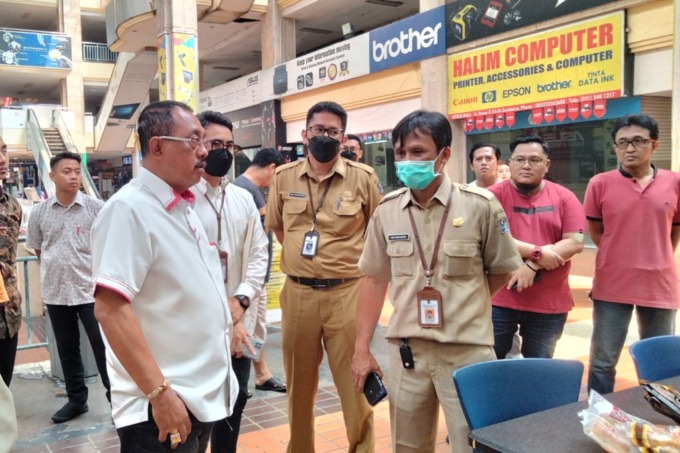 TINJAU LAPANGAN: Wakil Wali Kota Surabaya Armudji meninjau Hi-Tech Mall, Jalan Kusuma Bangsa, Surabaya, Senin (3/4). (SURYANTO/RADAR SURABAYA)