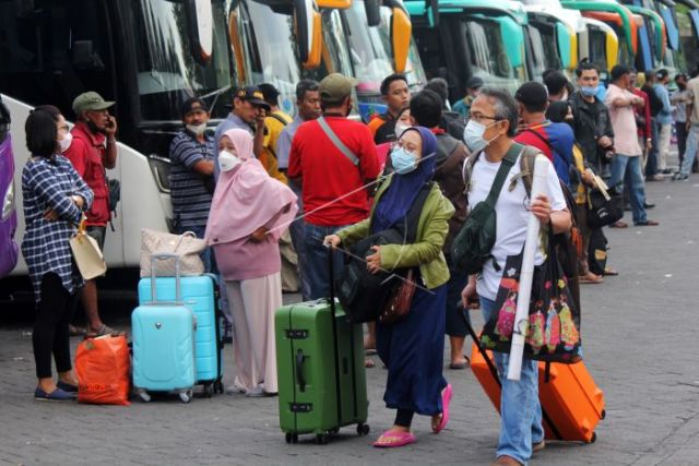 RAMAI: Arus balik penumpang di Terminal Purabaya, Bungurasih, Sidoarjo, terlihat ramai. Banyak di antaranya warga luar kota yang hendak mencari pekerjaan di Surabaya. (ISTIMEWA)
