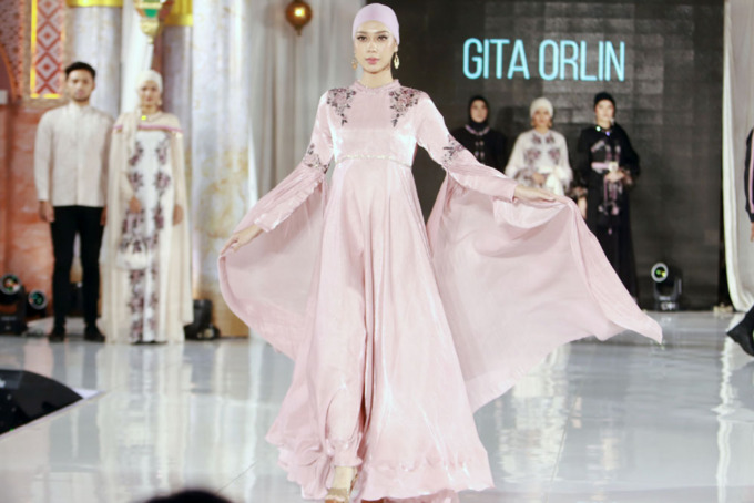 BUSANA HARI RAYA: Sejumlah model memeragakan busana karya desainer Gita Orlin dalam pagelaran busana muslim yang digelar di Pakuwon Mall Surabaya. (ANDY SATRIA/RADAR SURABAYA)
