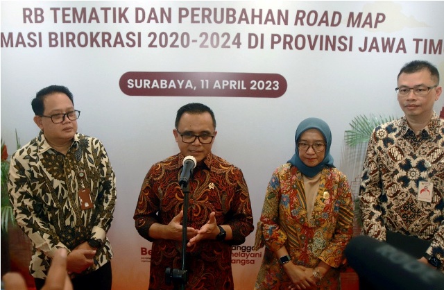 REFORMASI BIROKRASI: MenPANRB Abdullah Azwar Anas (tengah) didampingin Sekdaprov Jatim Adhy Karyono (kiri). (ANDY SATRIA/RADAR SURABAYA)
