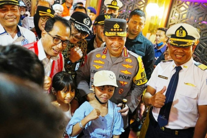 HUMANIS: Kapolri Jenderal Polisi Listyo Sigit Prabowo dan Menteri Perhubungan Budi Karya Sumadi saat meninjau pelayanan mudik di Pelabuhan Tanjung Perak, Surabaya, Rabu (19/4). (ISTIMEWA)