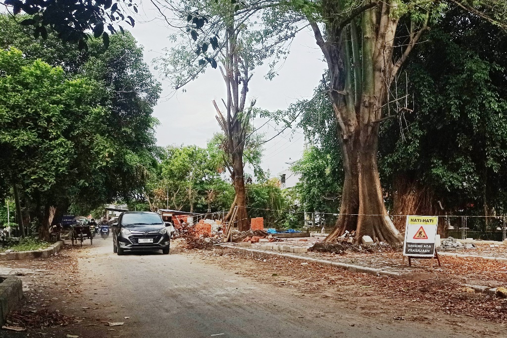 PENATAAN: Pengendara kendaraan bermotor melintas tak jauh dari lahan untuk PKL di Jalan Srikana, Surabaya, Jumat (28/4). (SURYANTO/RADAR SURABAYA)