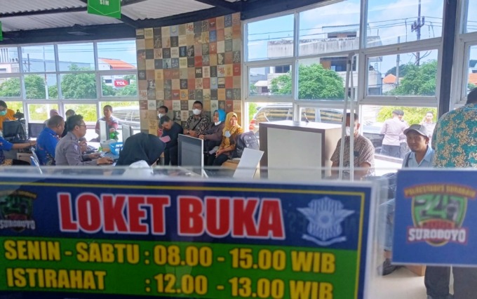 MASUK PASAR: Gerai layanan SIM dan SKCK di Pasar Tambakrejo, Surabaya. (GUNTUR IRIANTO/RADAR SURABAYA)