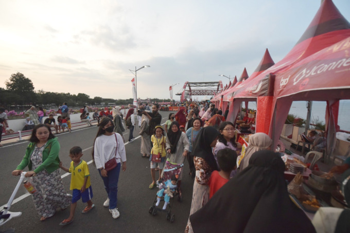 ANTUSIASI: Warga memadati Bazar Ramadan yang digelar di Jembatan Suroboyo, Surabaya. (SURYANTO/RADAR SURABAYA)