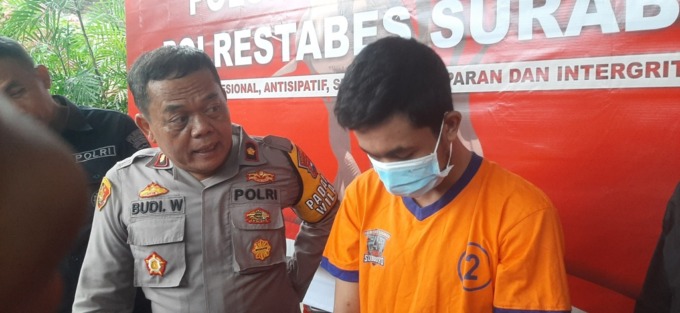 KEPEPET: Dirgantoro Waskito diinterogasi di Mapolsek Jambangan, Surabaya. (MAHRUS/RADAR SURABAYA)
