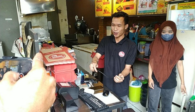 TKP: Salah satu karyawan menunjukkan lokasi brangkas yang dicuri di Wiyung.  (IST)
